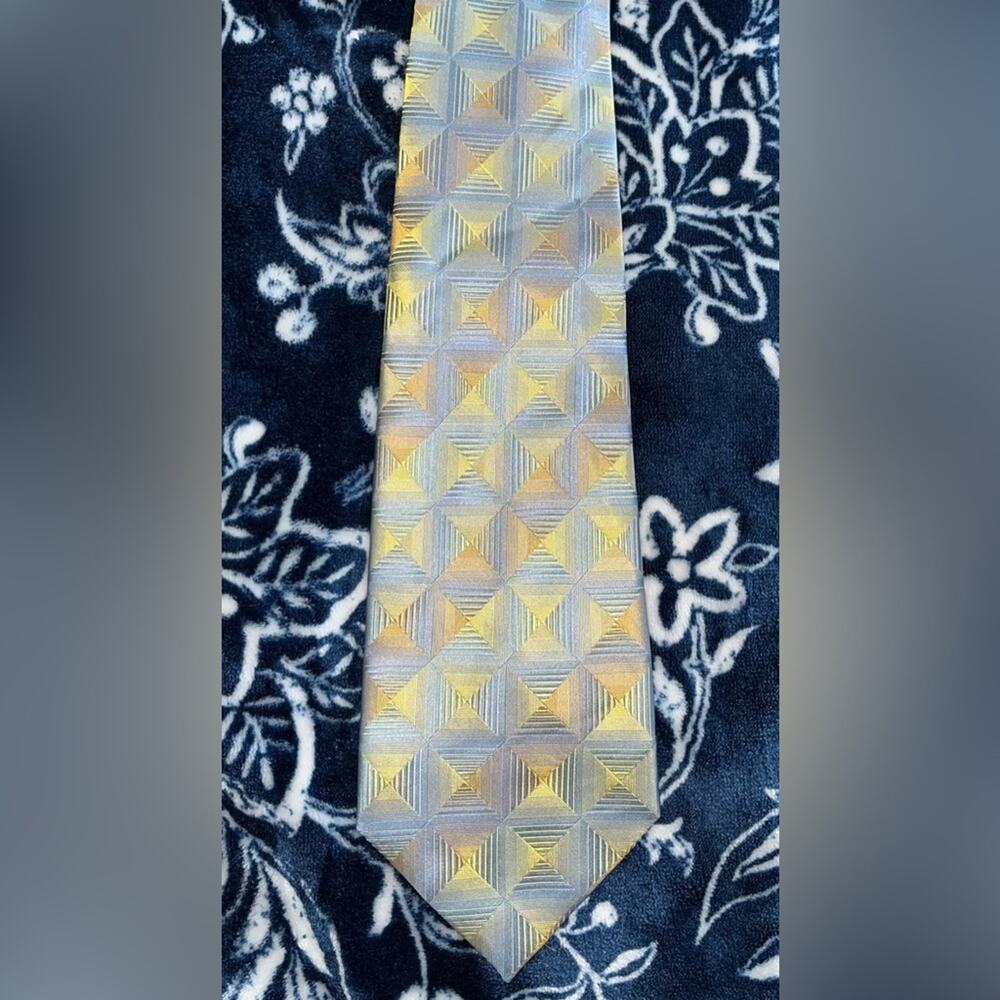 Van Heusen Stain Resistant 100% Silk Blue Gold Tie